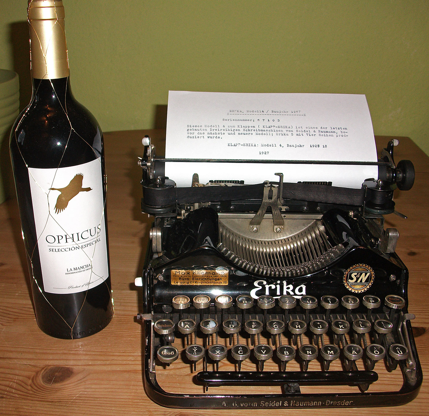 Erika 4 KlappErika 1927 fertig Groessenvergleich mit Wein